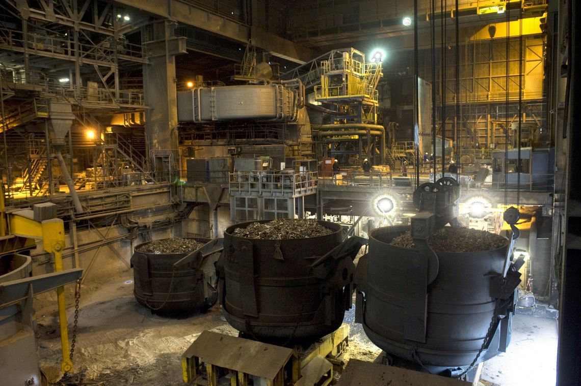 Pneus broyés et stockés dans des bacs dans une usine de recyclage.