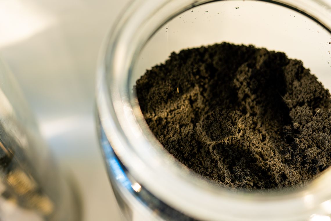 Photographie illustrant du noir de carbone, substance poudreuse.