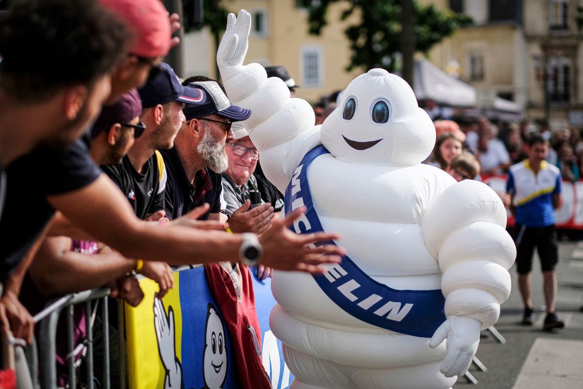 La mascotte Bibendum, icône de la marque, plébiscitée par le public au bord des routes