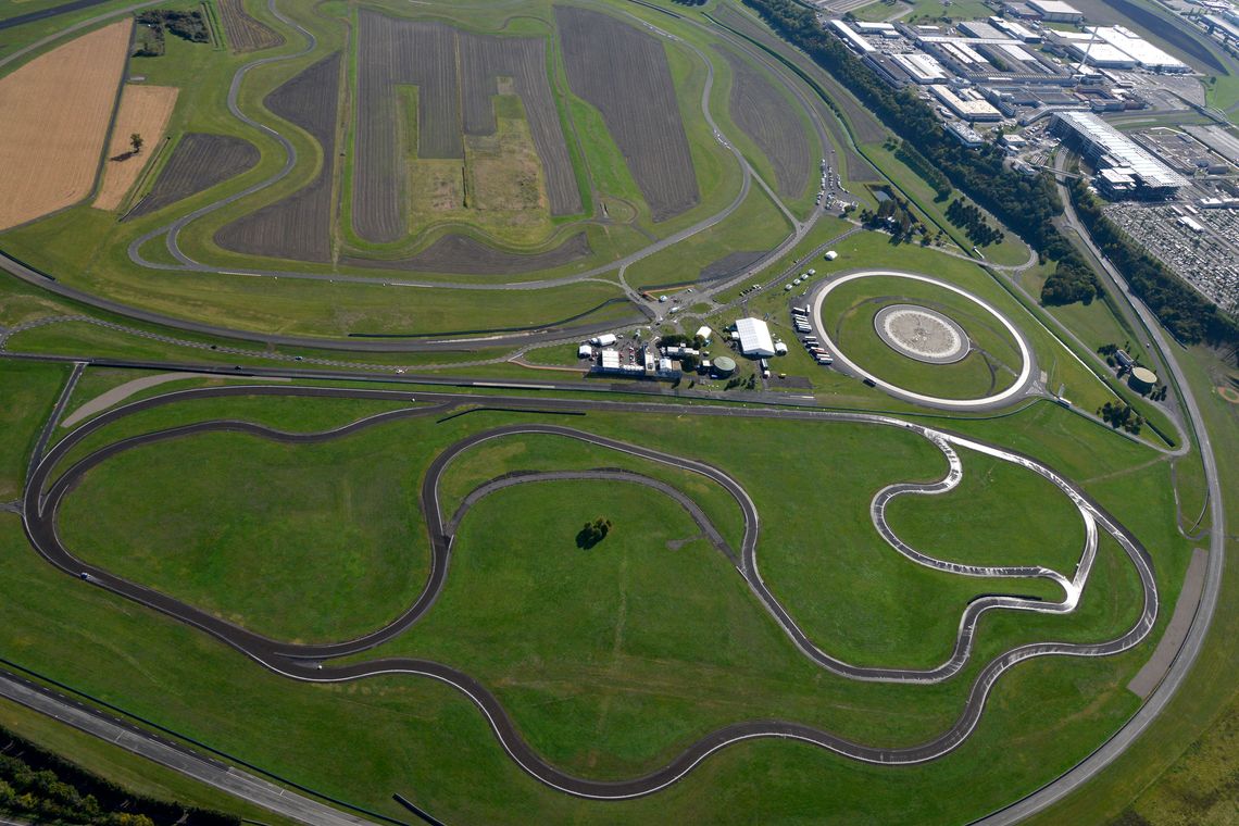 Photographie aérienne des pistes d'essais du site de Recherche et Développement de Ladoux, Auvergne (France).