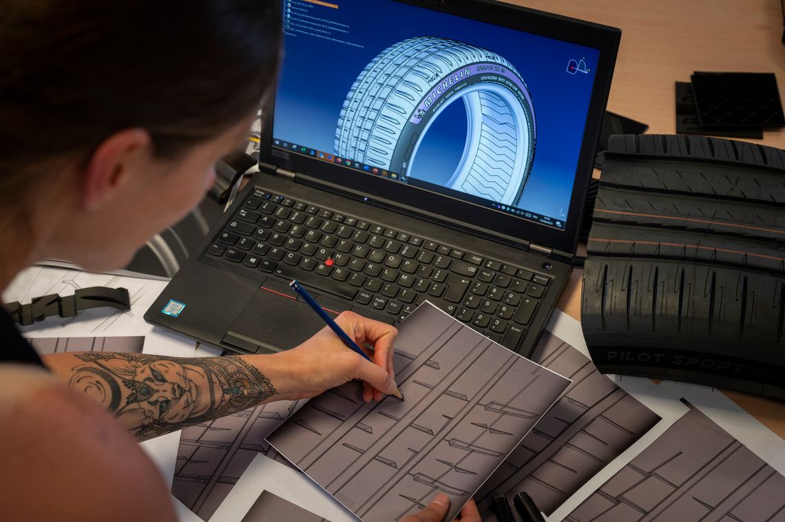 Photographie d'une étude de modélisation 3D d'un pneu Michelin.