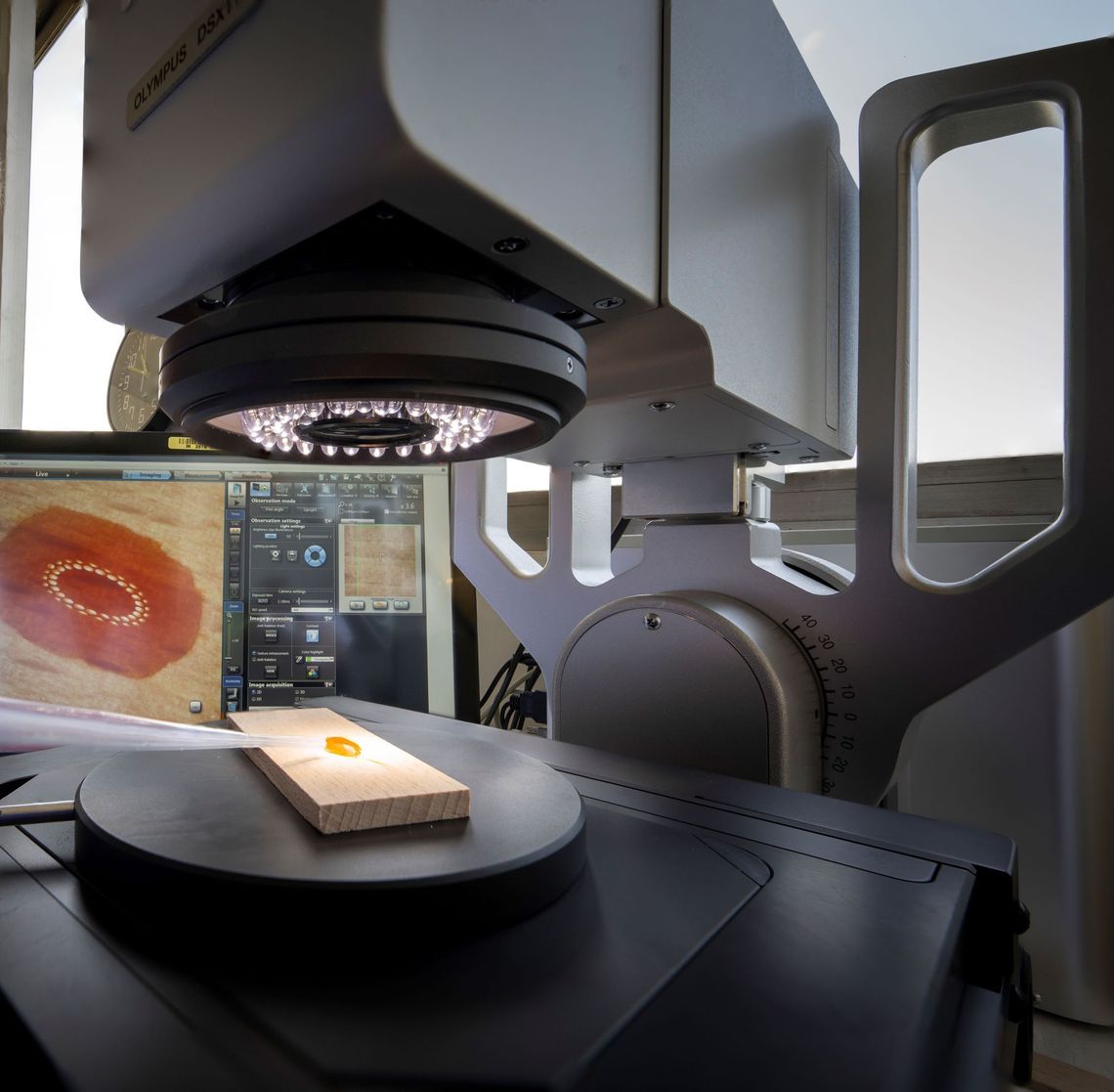 Dans un laboratoire, un échantillon de résine Resicare est observé au microscope