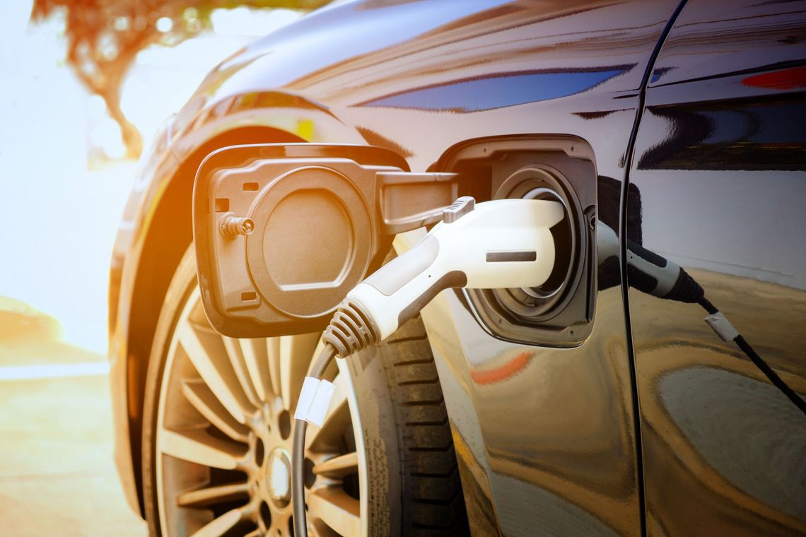 voiture electrique en cours de charge