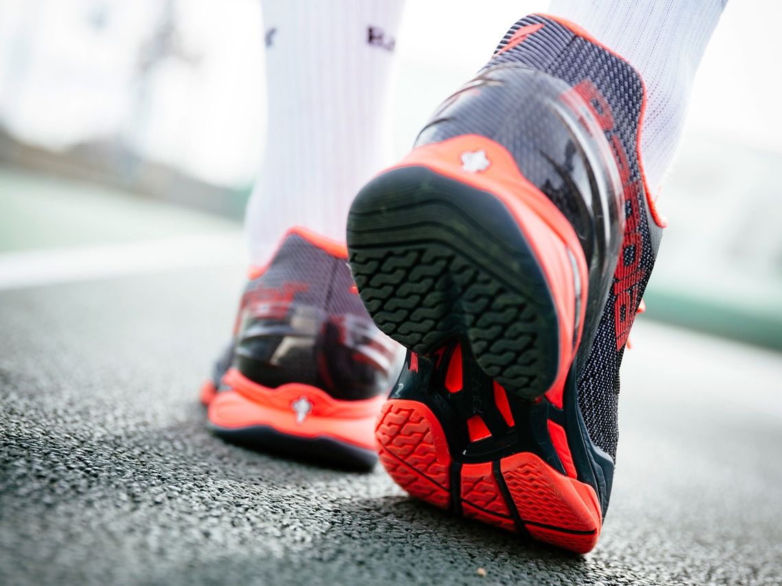 Zoom sur une semelle de chaussures développée par Michelin et Babolat