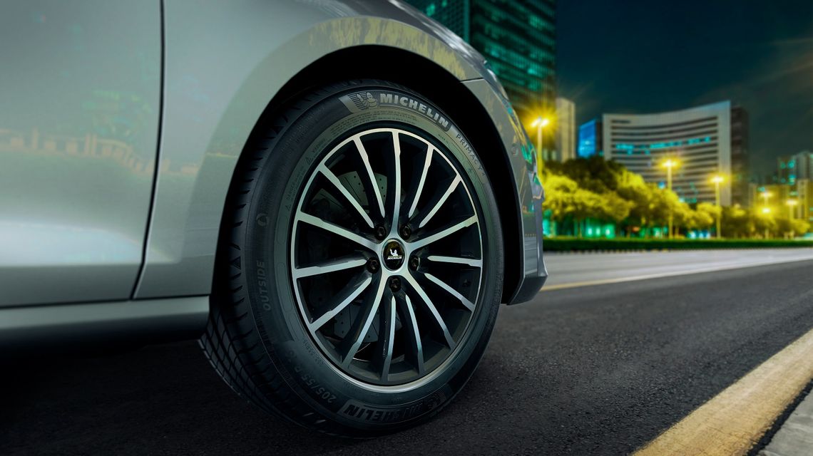 Voiture équipée de pneu MICHELIN Primacy4