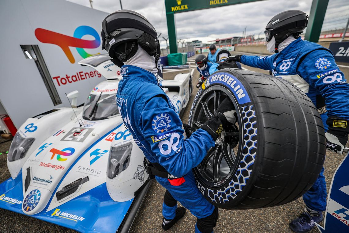 Montage du pneu intégrant 53% de matériaux renouvelables et recyclés, sur le prototype hydrogène H24 lors des 24Heures du Mans.