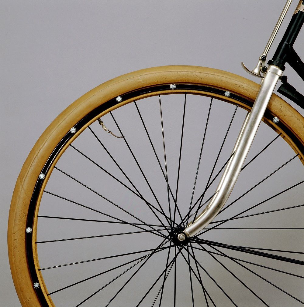 Photograph of the first detachable tire: ocher-brown in color, its surface is smooth. It has a strapping system that can be detached from the structure to change the damaged part.