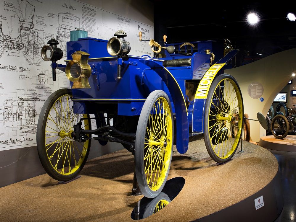 Photograph of a replica of 'L’Eclair'. The vehicle sports the blue and yellow colors, characteristic of the Group's graphic charter.