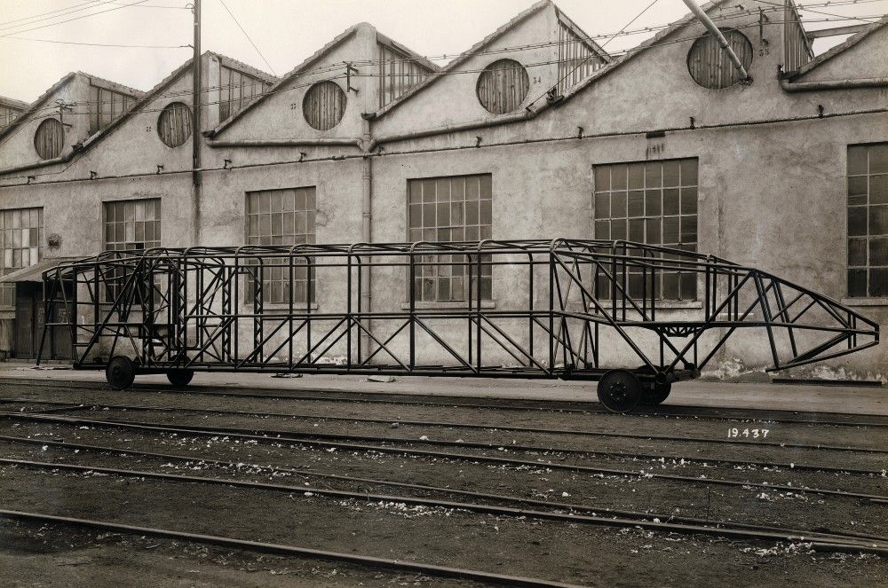 Photographie d'époque montrant la structure métalique à la fois rigide et légère de la Micheline.