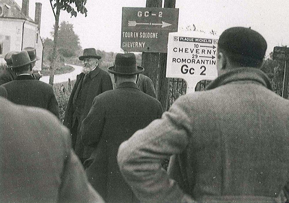 1931 7 andre michelin presentant une borne1000