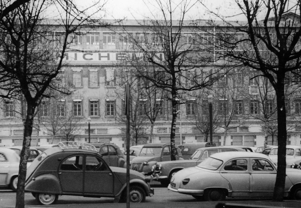 1935 3 la democratisation de lautomobile 2cv devant le siege des carmes 19531000