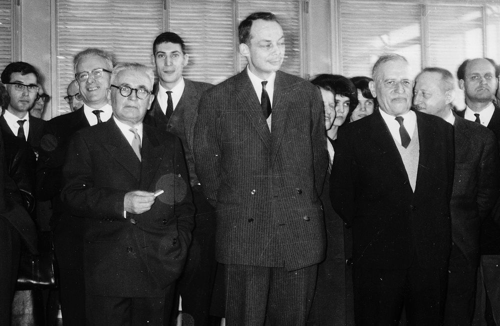 Group photograph during a visit to the United States in the 1960s. François Michelin (center) stands out for his large size.