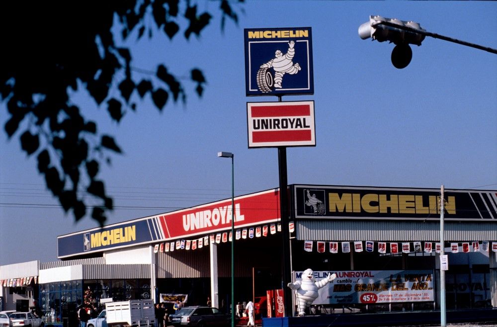 1981 5 pointe de vente a leffigie des marques michelin et uniroyal aux usa1000