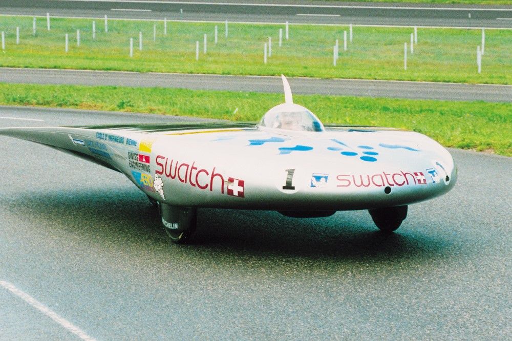 Photograph of a futuristic Concept Car resembling a flying saucer.