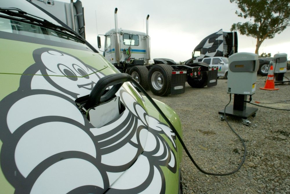 Photographie d'un véhicule électrique en charge.