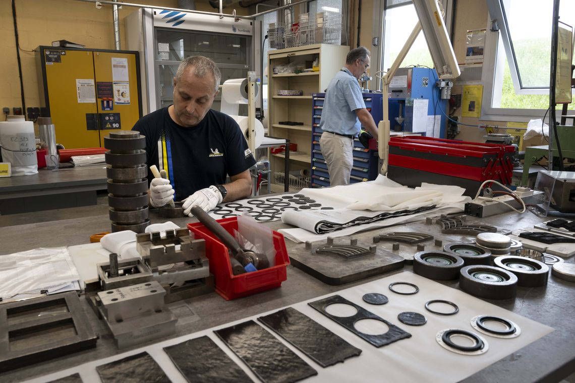 Un homme prépare des pièces de différents calibres à des fins de test dans un atelier