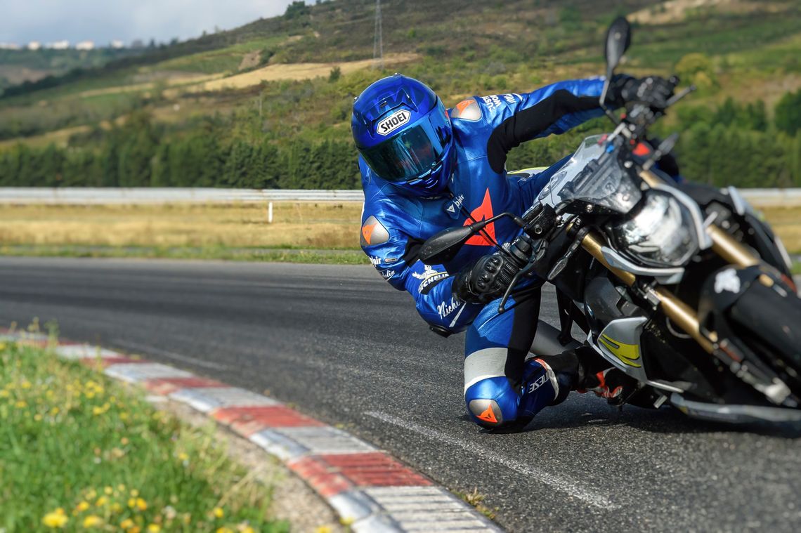 Employé Michelin qui teste les pneus sur une moto