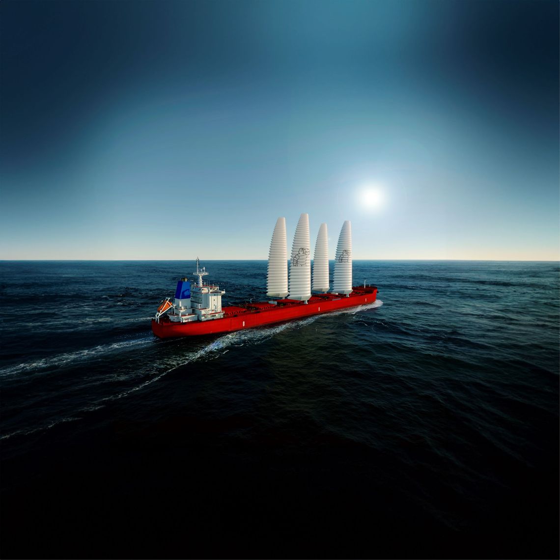 Aile gonflable sur navire en mer
