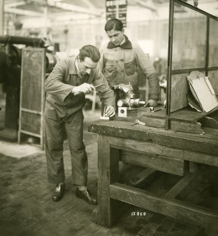 Photo d'époque d'un employé Michelin en formation dans un atelier d'usinage