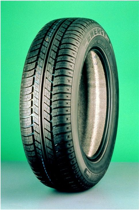 1992 6 lancement de la premiere gamme de pneus verts michelin energy1000 small