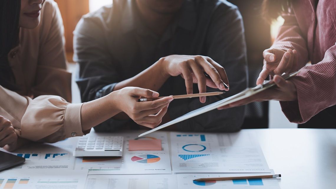 Personnes qui consultent des documents financiers