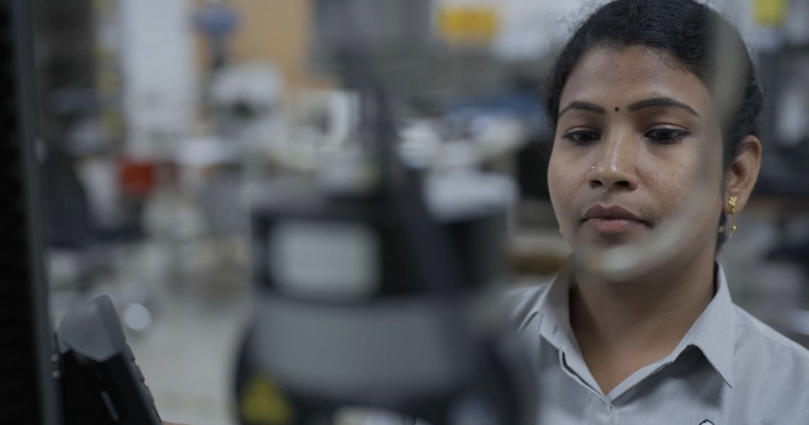Employée sur site de production