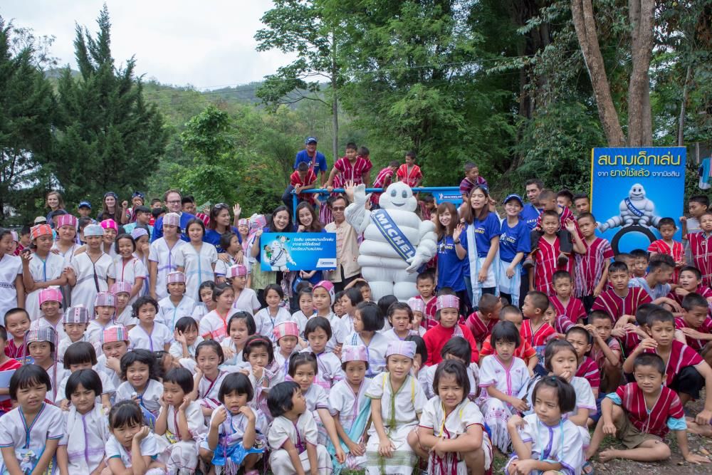 Rassemblement d'enfants en compagnie de Bibendum, l'icône de Michelin