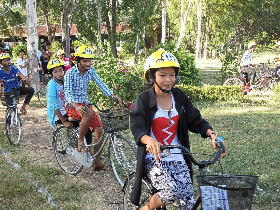 Enfants faisant du vélo lors d'un événement Michelin sur la sécurité