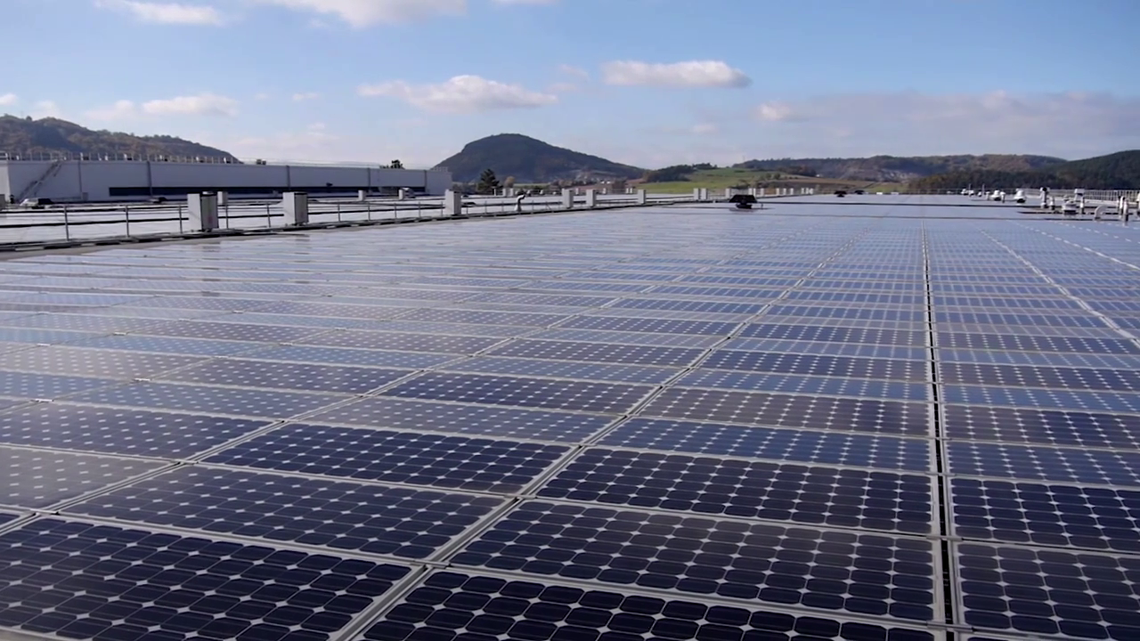 Panneaux solaires installés sur le toit d'une usine Michelin