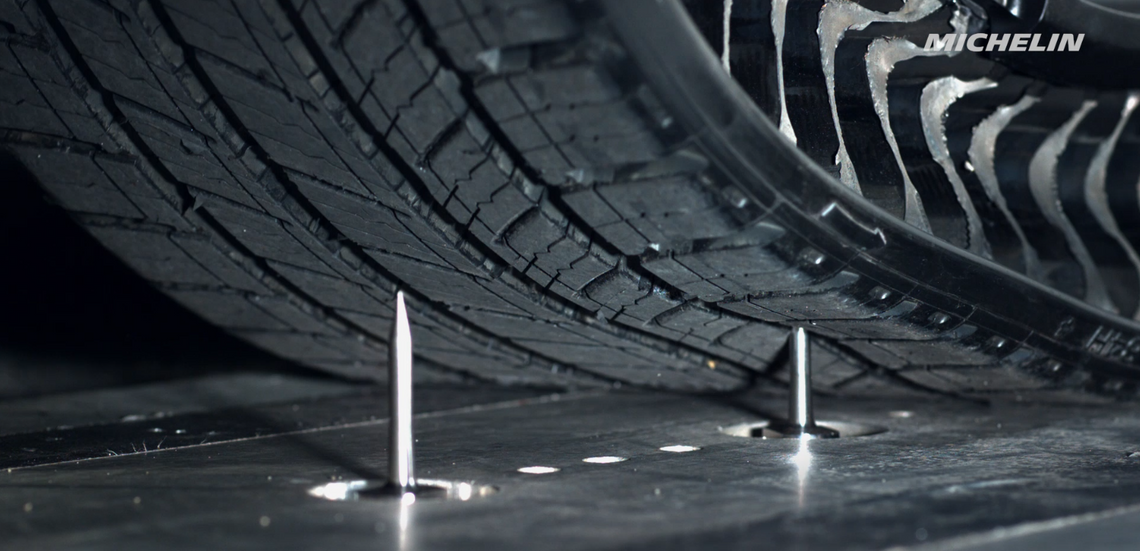 Pneu Michelin Uptis roulant sur des clous sans crever